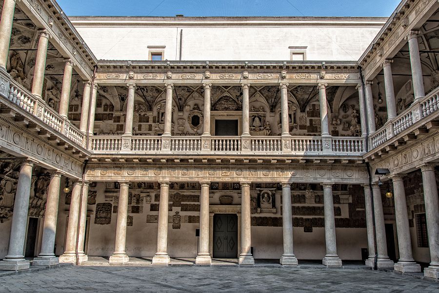 22 - Il Cortile dell'Università.JPG